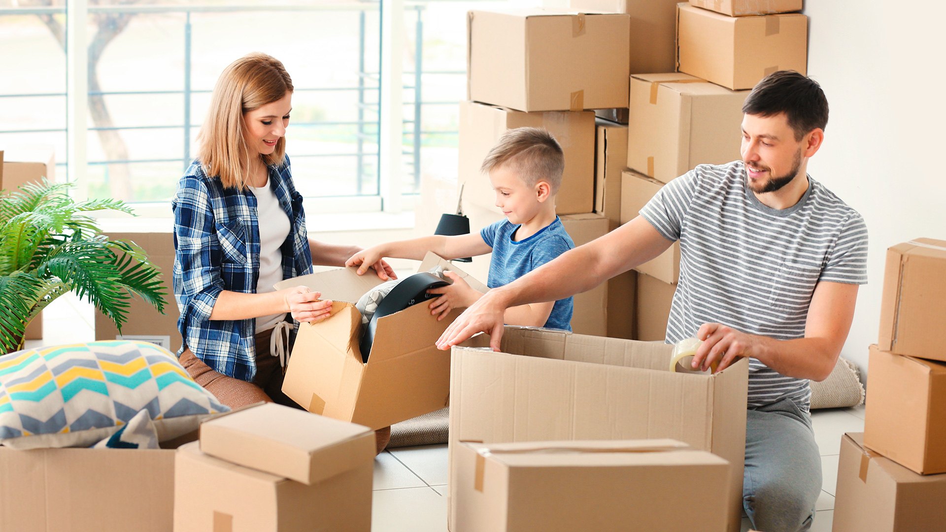 famille qui fait des cartons